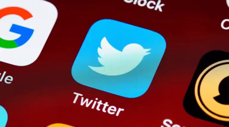 Twitter/X: przewodnik po funkcjach i możliwościach serwisu 2 twitter-smartfon